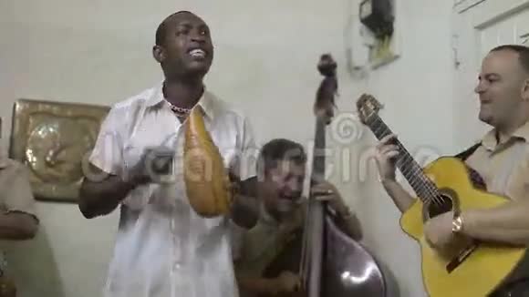 令人惊叹的古巴音乐团体视频的预览图