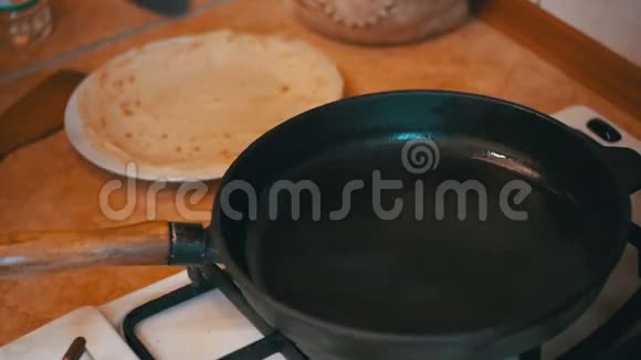 在热滑梯上的Dough瀑布在家庭厨房里煮煎饼慢动作视频的预览图