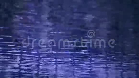 明亮的蓝色水背景视频的预览图