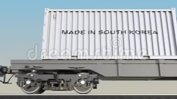 移动货物列车和集装箱在南科拉标题铁路运输无缝回路4K夹视频的预览图
