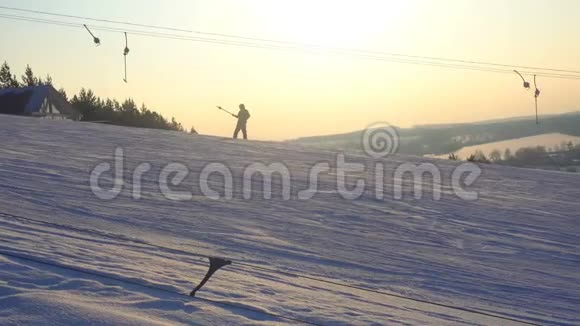 景观冬季滑梯滑雪场滑雪缆车下坡滑雪板和滑雪者视频的预览图