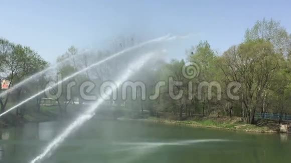 从许多水龙头中流出的水流溅起晶莹的水珠视频的预览图