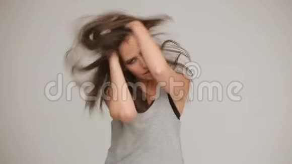 年轻的跳舞女孩视频的预览图