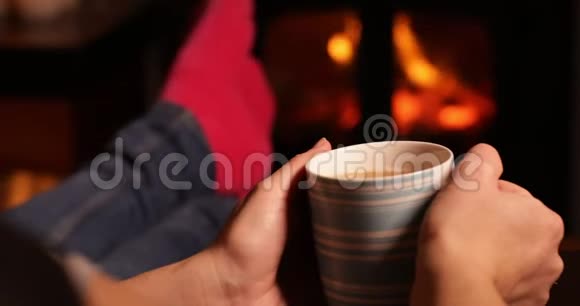 女人喝茶杯视频的预览图