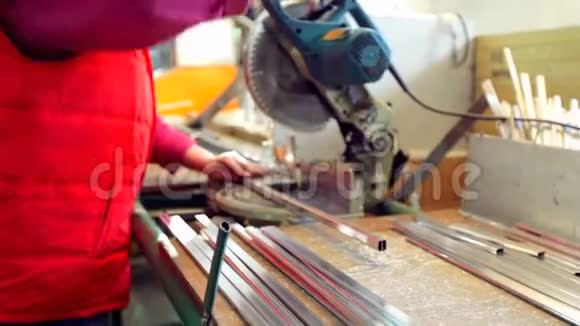 线生产塑钢窗车间工人视频的预览图