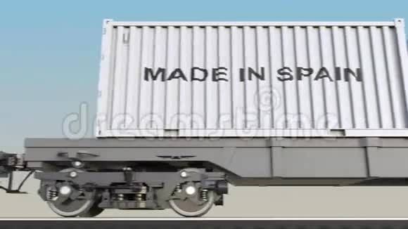 移动货物列车和集装箱与MADE在西班牙标题铁路运输无缝回路4K夹视频的预览图