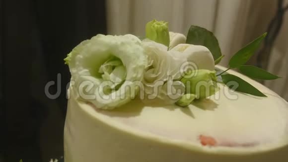 美丽的婚礼蛋糕装饰着鲜花视频的预览图