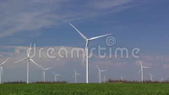 抗蓝天的风力涡轮机视频的预览图