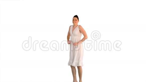 穿着白色连衣裙的快乐年轻女子视频的预览图