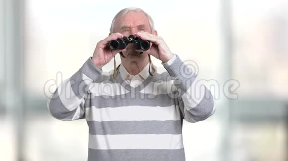老人透过望远镜看视频的预览图