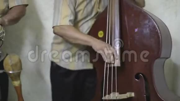 令人惊叹的古巴音乐团体视频的预览图