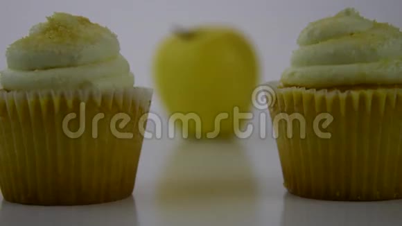 健康的食物选择开始关注一个黄色的纸杯蛋糕然后过渡到一个黄色的苹果视频的预览图