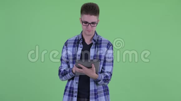 快乐的年轻潮人用数码平板电脑思考视频的预览图