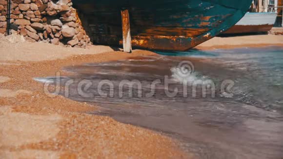 埃及海岸线上的红海沙滩和海浪视频的预览图