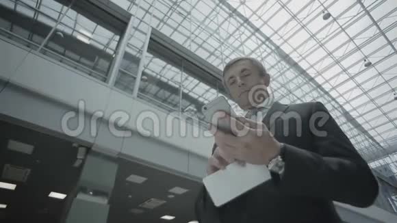帅哥商人在机场打电话视频的预览图