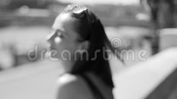 一位年轻的法国女人的慢镜头肖像视频的预览图