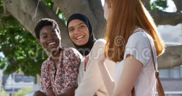 年轻的成年女性朋友聚在一起视频的预览图