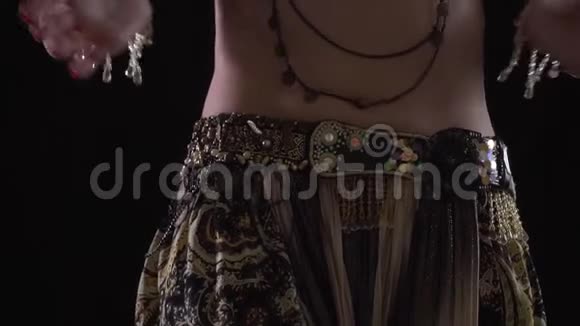 穿着东方传统服装的年轻女子肚皮舞视频的预览图