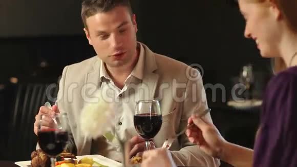 很有魅力的一对夫妇一起吃晚饭视频的预览图