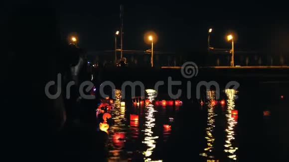 夜间河面浮灯节视频的预览图