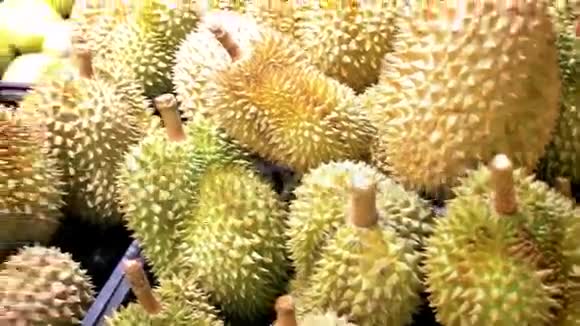 亚洲水果榴莲和柚子在市场摊位上视频的预览图