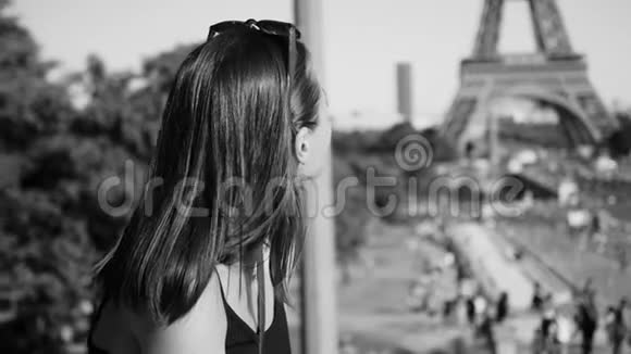 巴黎城市的法国年轻女子可以俯瞰埃菲尔铁塔视频的预览图