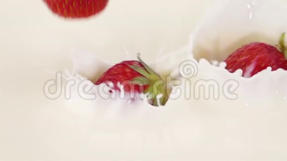 成熟的草莓掉进牛奶里视频的预览图