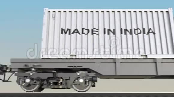 移动货物列车和集装箱与MADE在印度标题铁路运输无缝回路4K夹视频的预览图