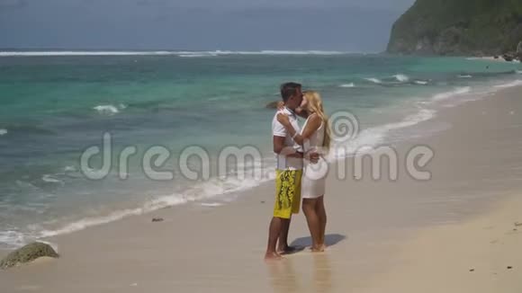 在海滩上的家庭情侣视频的预览图