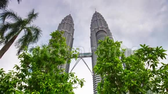 吉隆坡双子塔观景台全景4k时间推移马拉西亚视频的预览图
