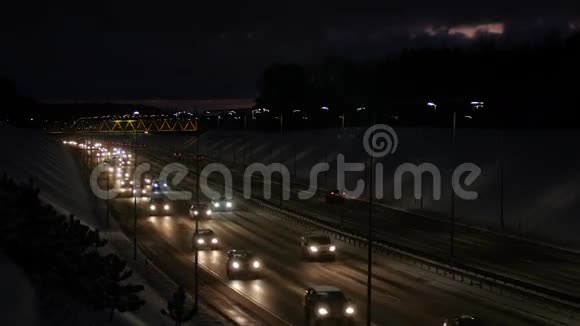 晚上公路上堵车视频的预览图
