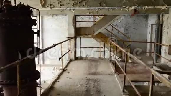 在废弃的走廊上慢动作视频的预览图