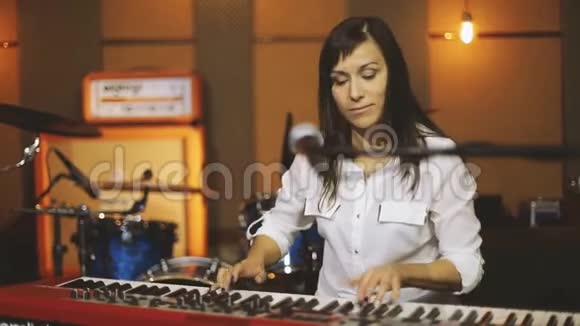 弹钢琴的女人视频的预览图
