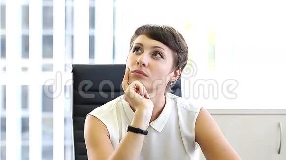 商务女性工作中的情绪视频的预览图
