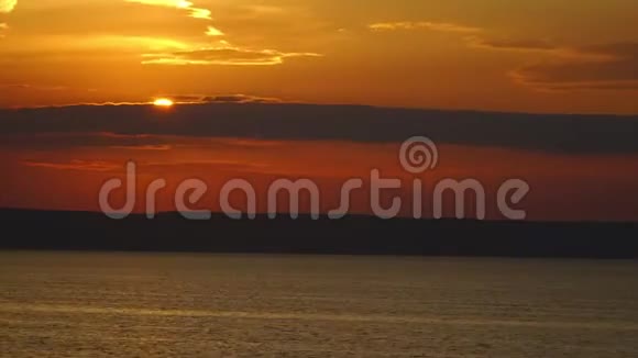 时间流逝一个大湖上的红色日落小风在水面上荡起涟漪视频的预览图