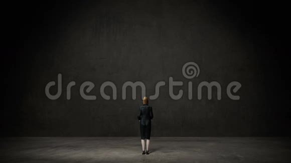 女商人站在黑色的墙上手写人的头部形状人工智能的概念在黑板上视频的预览图