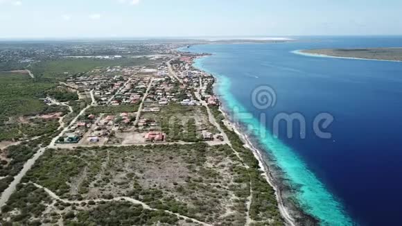 别墅海滩海岸博内尔岛加勒比海空中无人机顶视图4KUHD视频视频的预览图