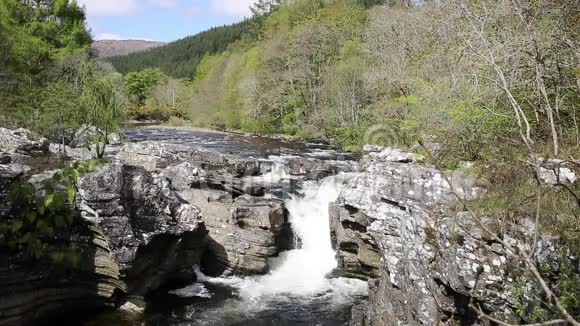 英国苏格兰旅游胜地英弗莫利斯顿桥瀑布视频的预览图