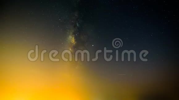 夜晚在湖边的银河系视频的预览图
