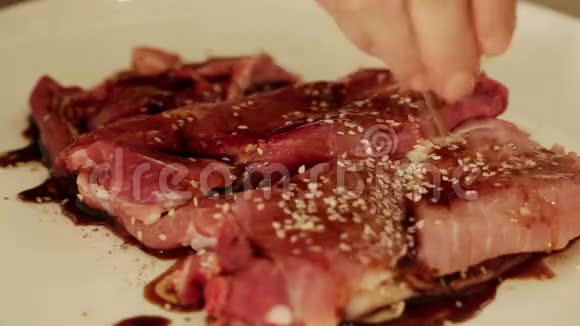 烹制酱油牛排的厨师视频的预览图