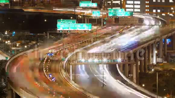 一条繁忙高速公路的延时视频视频的预览图