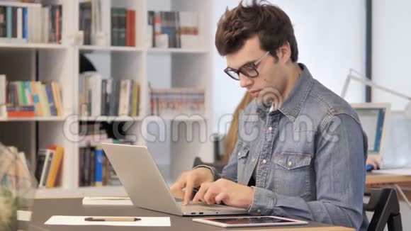 创造性的人在笔记本电脑上工作视频的预览图