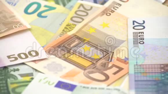 4K多利滑动拍摄不同价值的欧元钞票欧元现金视频的预览图