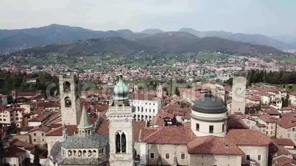 贝加莫意大利无人机鸟瞰古镇市中心的景观历史建筑教堂和塔楼视频的预览图