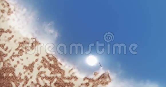 空中鹰盘旋在平静的海洋和岛屿上阳光反射湖水视频的预览图