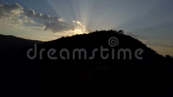 日落时克里米亚山脉的惊人鸟瞰图视频的预览图
