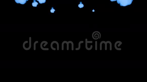 荧光蓝墨水或烟雾在黑色上缓慢地隔离蓝色书写墨水在水中反应使用墨水视频的预览图