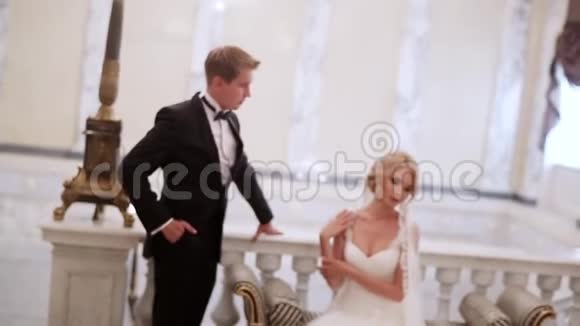 新郎新娘在皇宫视频的预览图