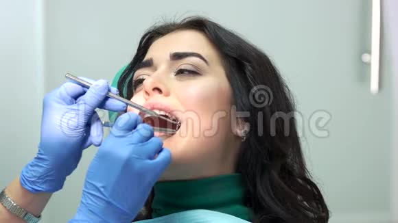 牙医的女士视频的预览图