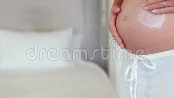 孕妇用面霜擦肚子视频的预览图
